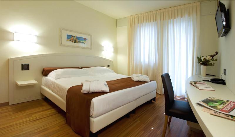 Hotel Napoleon Cherasco Bagian luar foto