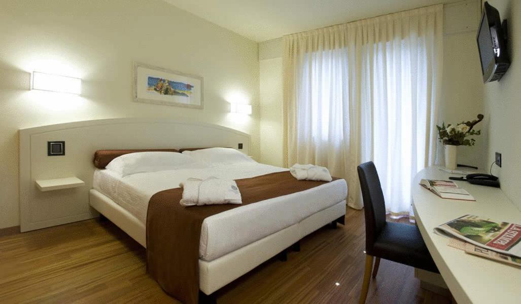 Hotel Napoleon Cherasco Bagian luar foto